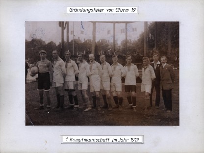 Erste Kampfmannschaft bei der Gründungsfeier des Sturm 19 im Jahr 1919. Foto: Stadtarchiv St. Pölten