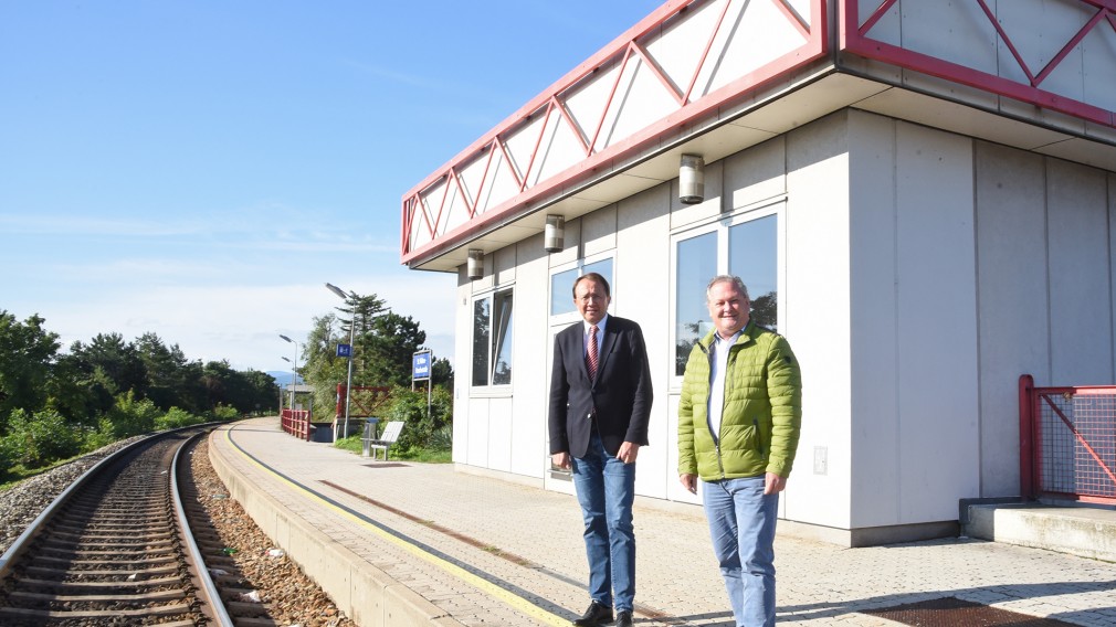 Zwei Personen bei einer Bahnstation. (Foto: Vorlaufer)