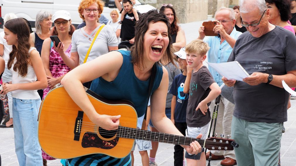 Vocalcoach und St. Pöltnerin Eva Wannerer singt am Domplatz mit den Menschen. Foto Rlebnisreich