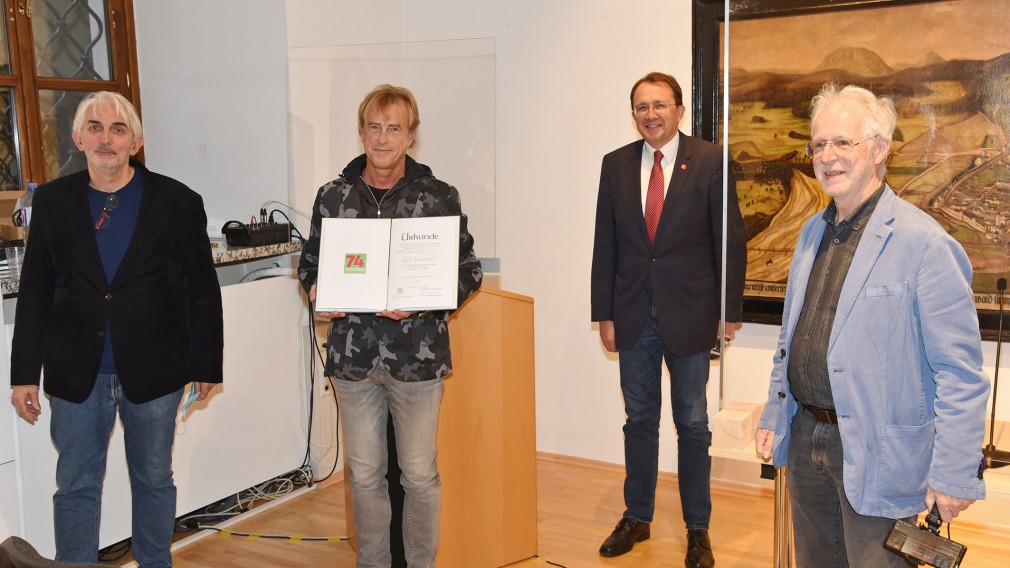 Stadtmuseumsdirektor Mag. Thomas Pulle, Adolf-Peschek-Preisträger Kurt Schönthaler, Bürgermeister Mag. Mattias Stadler und Künstlerbund Obmann MMag. Ernest A. Kienzl  im Stadtmuseum. (Foto: Josef Vorlaufer).