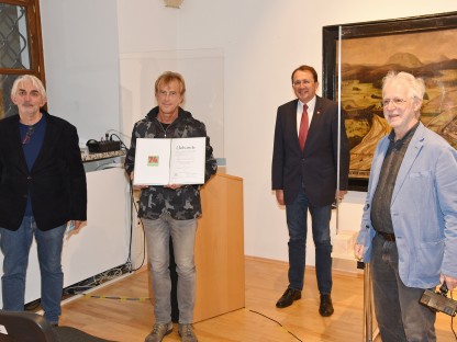 Stadtmuseumsdirektor Mag. Thomas Pulle, Adolf-Peschek-Preisträger Kurt Schönthaler, Bürgermeister Mag. Mattias Stadler und Künstlerbund Obmann MMag. Ernest A. Kienzl  im Stadtmuseum. (Foto: Josef Vorlaufer).