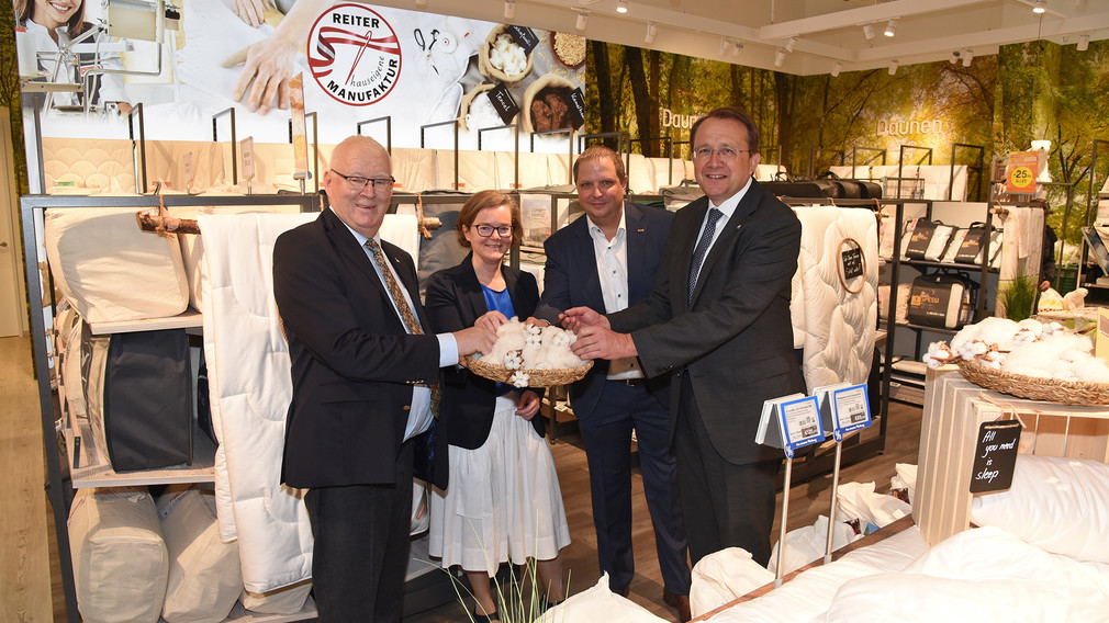 : Peter Hildebrand (GF Betten Reiter), Eva Klaner (Union Investment Real Estate Austria AG), Stadtrat Mario Burger (Bezirksstellenleiter WKO NÖ) und Bürgermeister Matthias Stadler. (Foto: Josef Vorlaufer)
