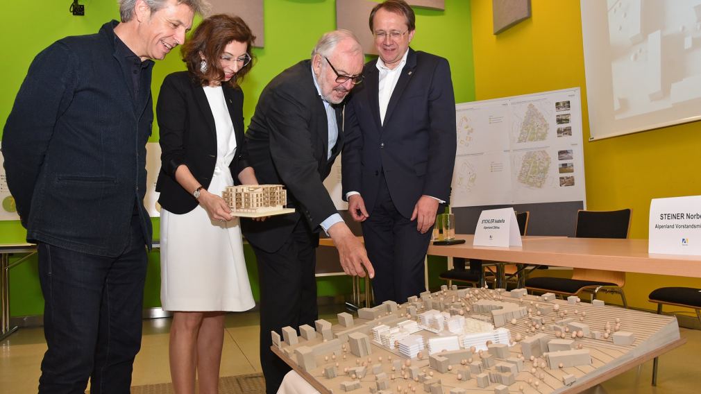 Architekt Ritz Ritzer, Alpenland-Obfrau Isabella Stickler, Alpenland-Vorstandsmitglied Norbert Steiner und Bürgermeister Matthias Stadler begutachten das Modell. (Foto: Josef Vorlaufer)