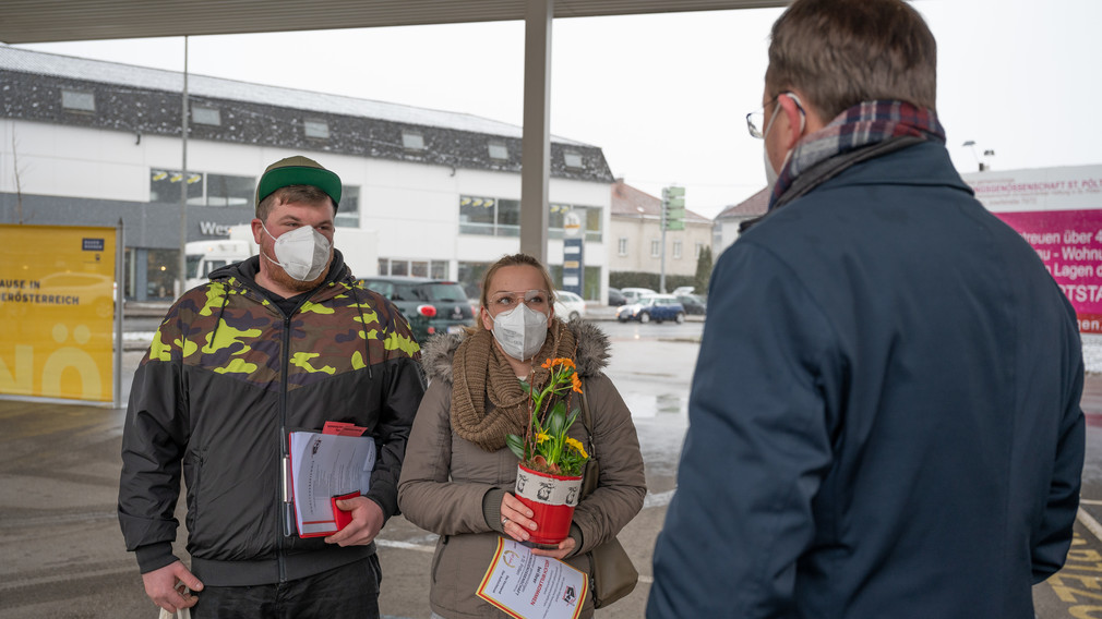 Drei Personen im Gespräch, dabei handelt es sich um den Bürgermeister von St. Pölten und einem jungen Ehepaar.