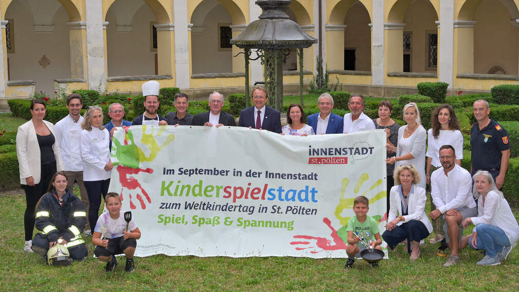 Auf dem Foto sind alle PartnerInnen und SponsorInnen der diesjährigen Kinderspielstadt mit einem großen Plakat im Vordergrund zu sehen.

Stehend von links: 
Julia Strunz, Philip Neuhauser, Katja Rendl, Markus Mucha, Matthias Strunz, Dietmar Zeiss, Bischof Alois Schwarz, BM Matthias Stadler, Doris Schmidl, Helge Haslinger, Otto Raimitz, Doris Hawel, Claudia Wittmann, Barbara Bachinger, Max Ovecka; 

Unten von links: Sabrina Scherhaufer, Christopher & Fabian Strunz, Anita Nussmüller, Matthias Weiländer, Patricia Korten

(Foto: Josef Vorlaufer)