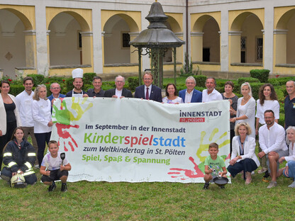 Auf dem Foto sind alle PartnerInnen und SponsorInnen der diesjährigen Kinderspielstadt mit einem großen Plakat im Vordergrund zu sehen.

Stehend von links: 
Julia Strunz, Philip Neuhauser, Katja Rendl, Markus Mucha, Matthias Strunz, Dietmar Zeiss, Bischof Alois Schwarz, BM Matthias Stadler, Doris Schmidl, Helge Haslinger, Otto Raimitz, Doris Hawel, Claudia Wittmann, Barbara Bachinger, Max Ovecka; 

Unten von links: Sabrina Scherhaufer, Christopher & Fabian Strunz, Anita Nussmüller, Matthias Weiländer, Patricia Korten

(Foto: Josef Vorlaufer)