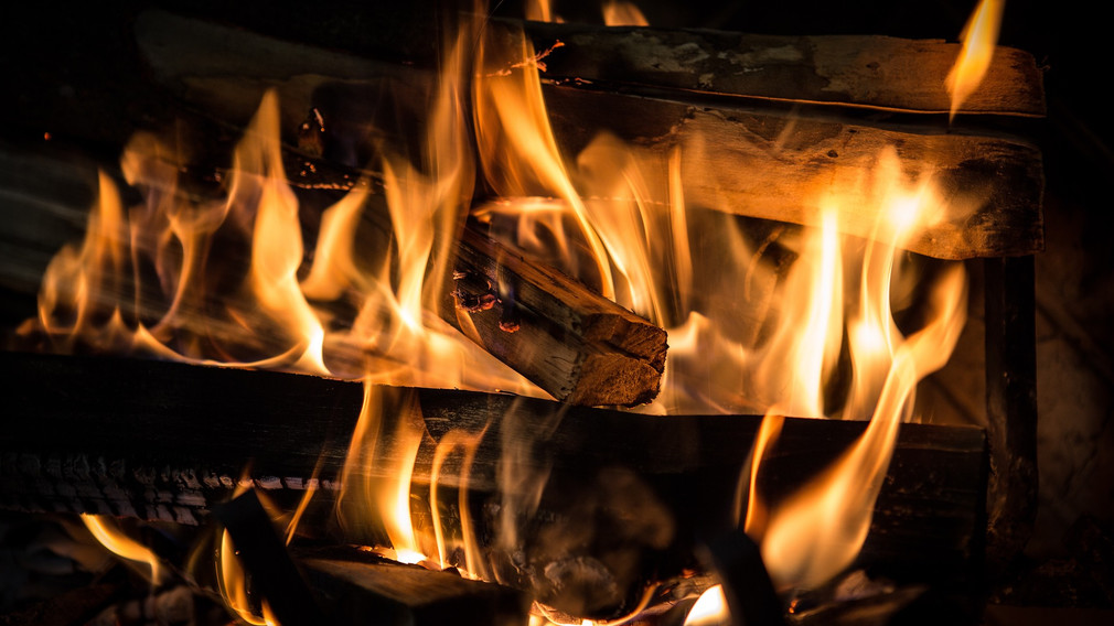 Kaminfeuer mit Holz. (Foto: Pixabay | LAWJR)