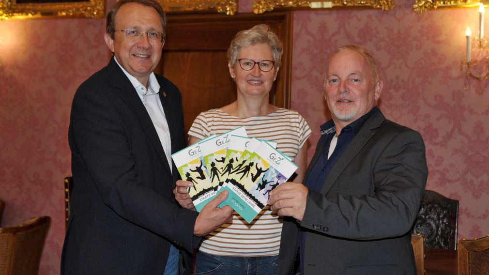 Bürgermeister Matthias Stadler,  Bernadette Schwab von der städtischen Wirtschaftsservicestelle Ecopoint und Obmann des Vereins "GenerationZukunftPlus" Heinz Amberger im Bürgermeisterzimmer. (Foto: Wolfgang Mayer)