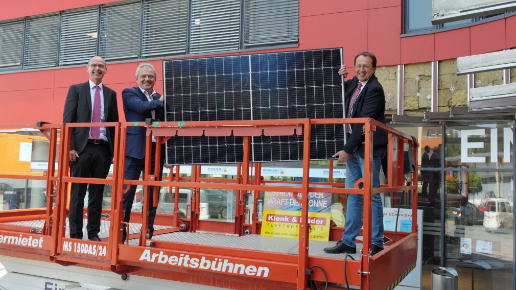 Martin Samsinger (Vorstand Privatstiftung Sparkasse Niederösterreich) , Helge Haslinger, (Vorstandsvorsitzender der Sparkasse Niederösterreich Mitte West) und Bürgermeister Matthias Stadler begutachten die PV-Anlage des BeratungsCenter "Am Schwaighof". Foto: Josef Vorlaufer