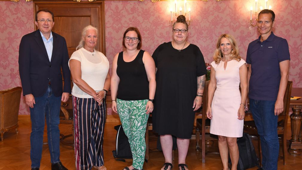 Bürgermeister Matthias Stadler, Birgit Mayr-Mauhart, Sonja Höfinger und Ingrid Müller (Pro Juventute), Astrid Kahler-Praxl und Peter Eigelsreiter (städtische Jugend- und Sozialhilfe). (Foto: Josef Vorlaufer)