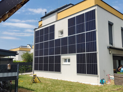 Um Energie nachhaltig zu erzeugen, hat Claudia eine PV-Anlage an ihrem Haus angebracht. (Foto: Claudia Zimmel)