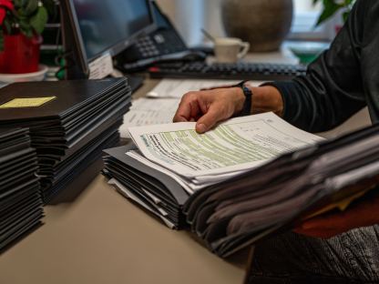 Ein Mitarbeiter bearbeitet ein ausgefülltes Formular der Schadenskommissionen. (Foto: Christian Krückel)
