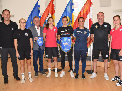 Spielerinnen und Trainer:innen bei der Pressekonferenz zum UEFA Women's Champions League-Vorrundenturnier. (Foto: Josef Vorlaufer)