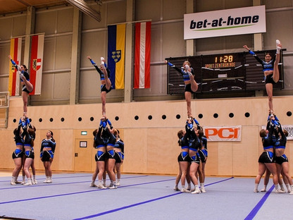 Athletinnen in blauem Sportgewand in vier Gruppen üben eine Cheerleading Position. (Foto: Melanie Wittmann)