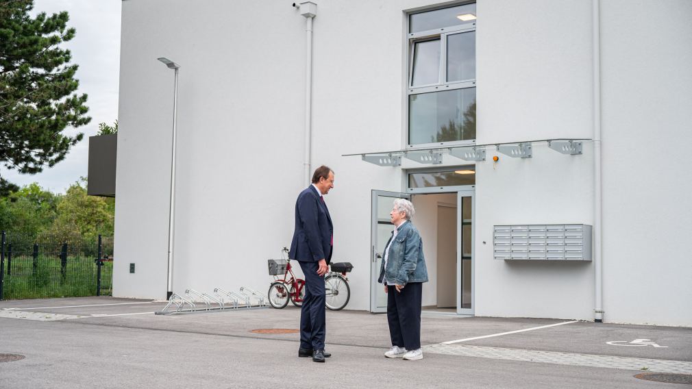 Adelinde Strasser bezieht gerade ihre neue Wohnung im Seniorenwohnheim Stadtwald: Dass die neuen Bewohner:innen sich wohlfühlen, davon will sich Bürgermeister Stadler persönlich überzeugen. (Foto: Arman Kalteis)