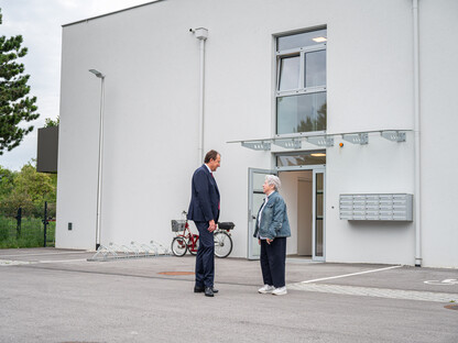 Adelinde Strasser bezieht gerade ihre neue Wohnung im Seniorenwohnheim Stadtwald: Dass die neuen Bewohner:innen sich wohlfühlen, davon will sich Bürgermeister Stadler persönlich überzeugen. (Foto: Arman Kalteis)