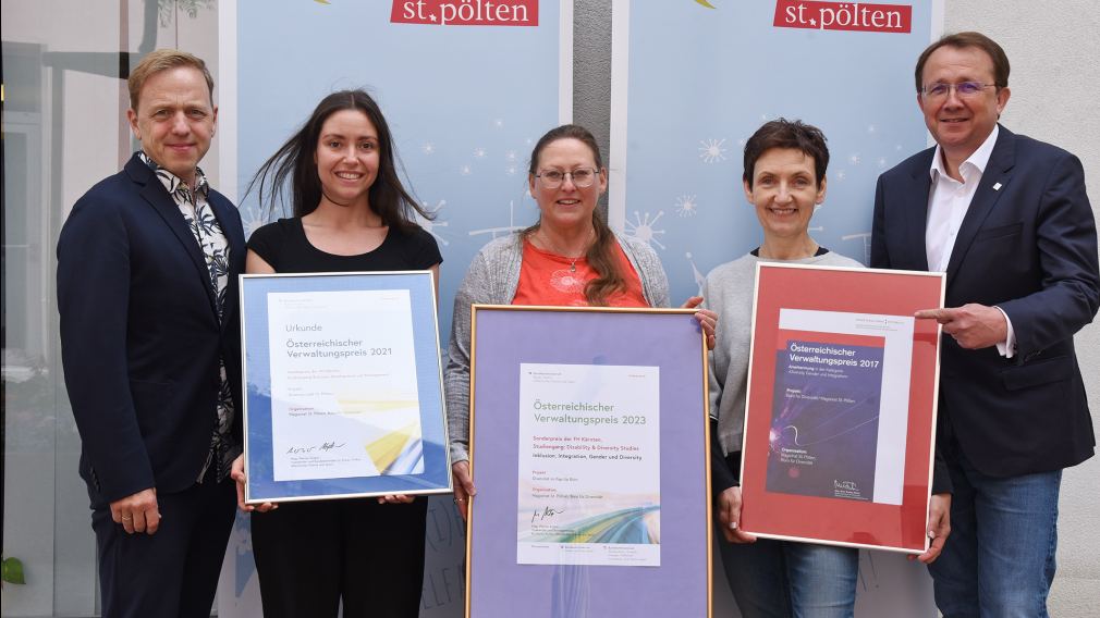 Abteilungsleiter Martin Koutny, das Diversity-Team Mariella Schlossnagl, Mag.a Martina Eigelsreiter und Ilse Knell sowie Bürgermeister Mag. Matthias Stadler mit dem Preis. (Foto: Josef Vorlaufer)