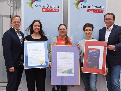 Abteilungsleiter Martin Koutny, das Diversity-Team Mariella Schlossnagl, Mag.a Martina Eigelsreiter und Ilse Knell sowie Bürgermeister Mag. Matthias Stadler mit dem Preis. (Foto: Josef Vorlaufer)