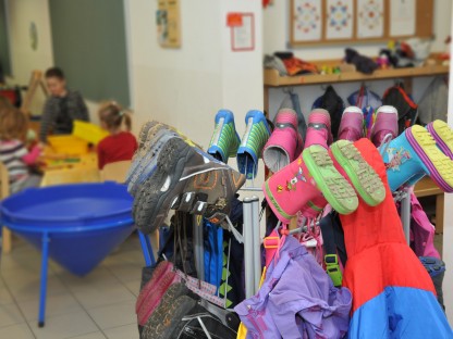 Bunte Jacken und Kinderschuhe in einer Kindergartengarderobe. (Foto: Josef Vorlaufer)