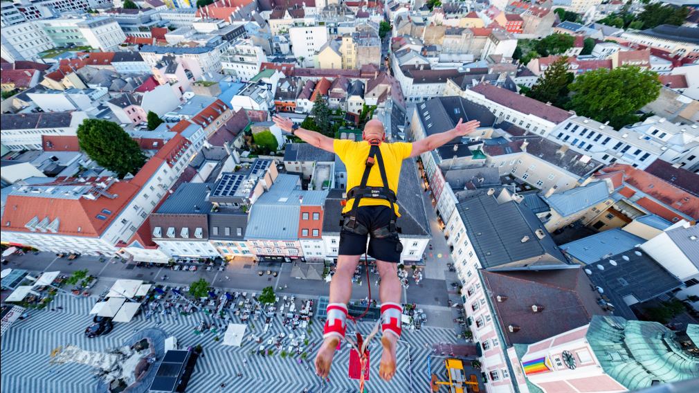 Bungee Jump mit Sicht auf die Glocken im Rathausturm und Sturzflug auf den Rathausplatz. (Foto: Josef Bollwein)