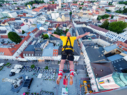Bungee Jump mit Sicht auf die Glocken im Rathausturm und Sturzflug auf den Rathausplatz. (Foto: Josef Bollwein)