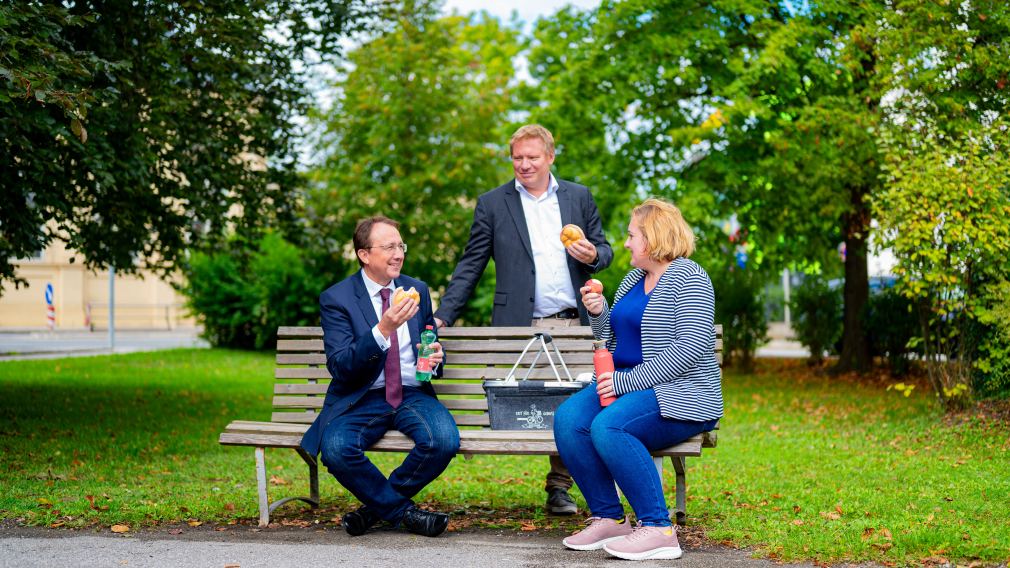 Auf eine Jause gleich neben einem Naturdenkmal bei der Aquacity schaute Bürgermeister Matthias Stadler mit den Mitarbeitern Tatjana Fischer und Martin Gruber-Dorninger. (Foto: Kalteis)