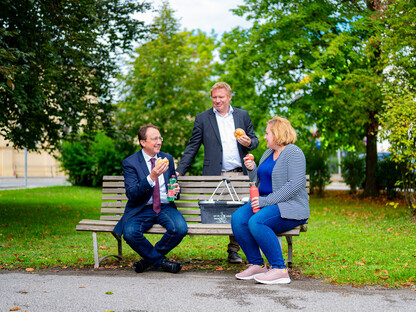 Auf eine Jause gleich neben einem Naturdenkmal bei der Aquacity schaute Bürgermeister Matthias Stadler mit den Mitarbeitern Tatjana Fischer und Martin Gruber-Dorninger. (Foto: Kalteis)