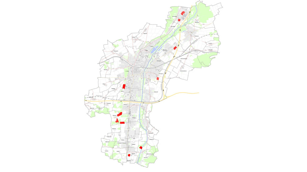 Auf einer Karte sind die Aufforstungsflächen in St. Pölten zu sehen. Die 10 Flächen erstrecken sich über die gesamte Stadt, was aus ökologischer und mikroklimatischer Sicht Vorteile mit sich bringt.