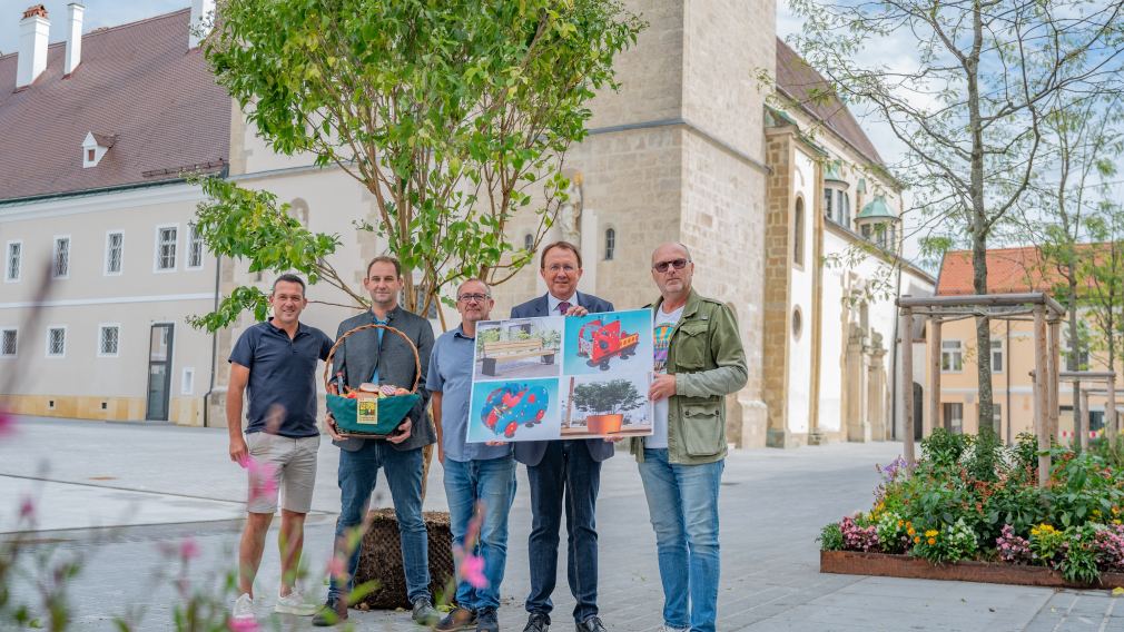 Fünf Personen am Domplatz (Foto: Kalteis)