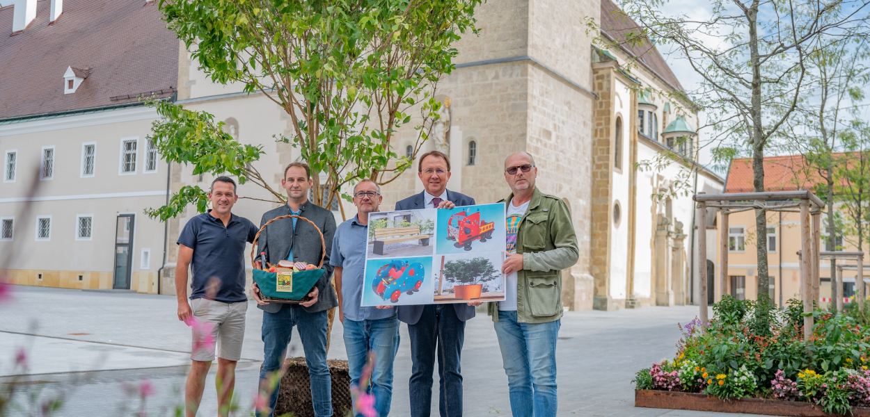Fünf Personen am Domplatz (Foto: Kalteis)