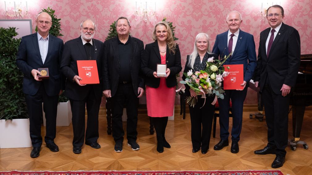 Sieben Personen posieren für ein Gruppenfoto im Bürgermeisterzimmer im Rathaus St. Pölten. (Foto: Arman Kalteis)