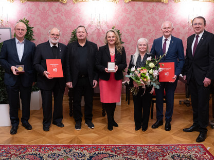 Sieben Personen posieren für ein Gruppenfoto im Bürgermeisterzimmer im Rathaus St. Pölten. (Foto: Arman Kalteis)