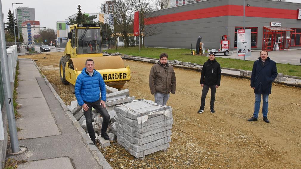 Vier Personen bei der Baustelle nahe der Franz Jonas Volksschule. (Foto: Josef Vorlaufer