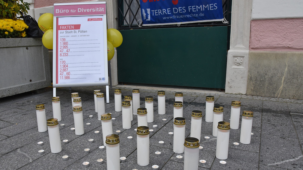 Gemeinsam Flagge zeigen: Die Frauenplattform St. Pölten (eine Initiative des Büros für Diversität der Stadt St. Pölten) setzt mit der Fahnenaktion ein sichtbares Zeichen für ein freies Leben ohne Gewalt. (Foto: Josef Vorlaufer)