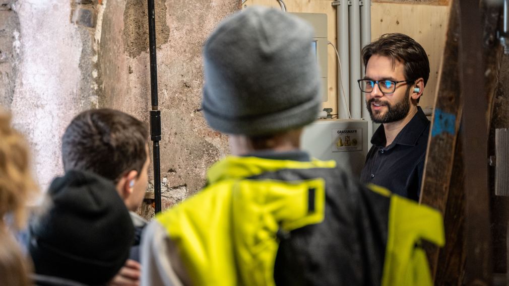 Die Schüler:innen des BRG/BORG St. Pölten beim Glockenspiel. (Foto: Christian Krückel)