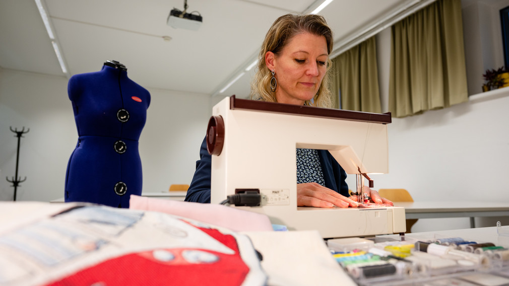 Kreativkurse, wie zum Beispiel Nähen, werden an der VHS St. Pölten angeboten. (Foto: Arman Kalteis)