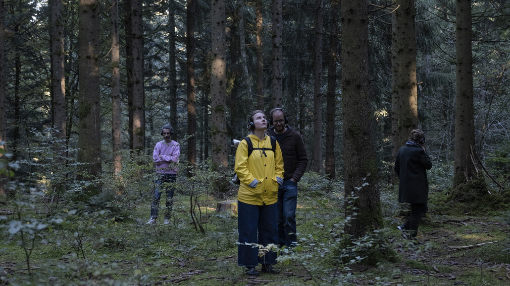 Vier Menschen im Wald mit Kopfhörern. (Foto: Léonard Rossi)