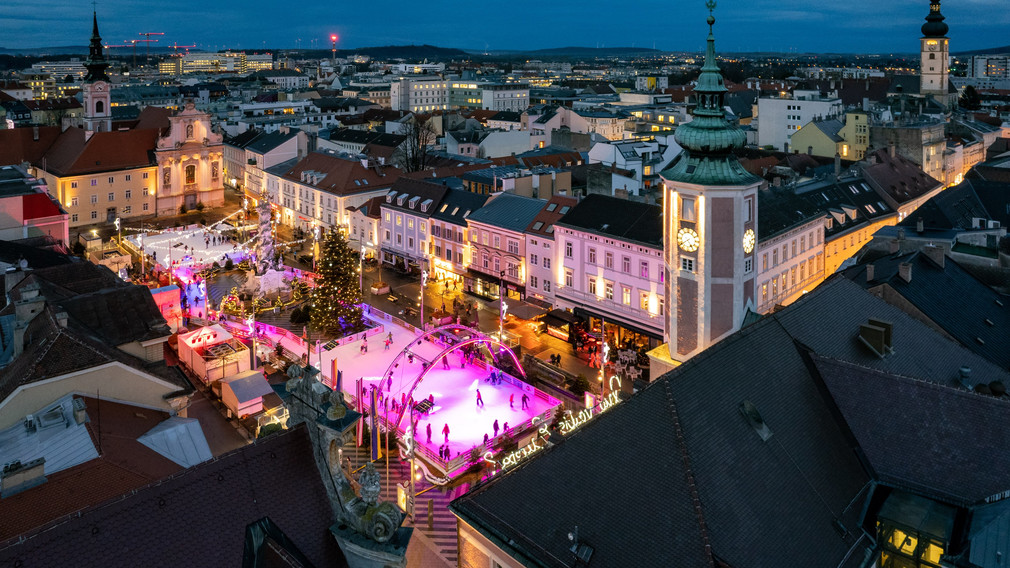 Der Eiszauber am Rathausplatz begeisterte Groß und Klein. (Foto: Josef Bollwein)