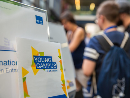 Das Young Campus Logo mit den TeilnehmerInnen im Hintergrund. Foto: Carola Berger