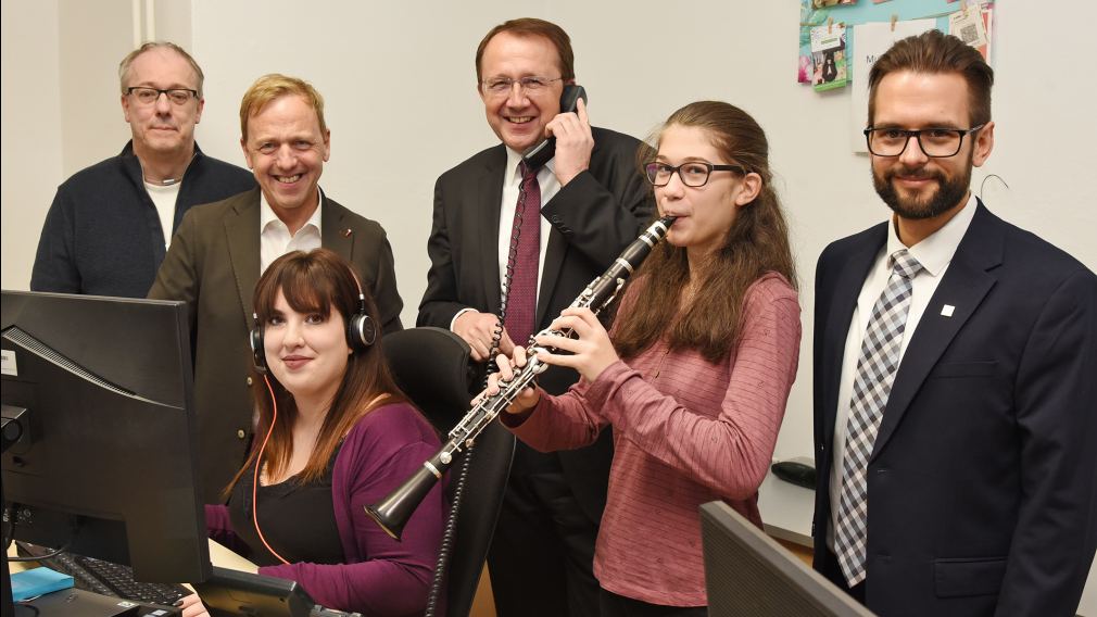 Thomas Pesler (IT&T), Martin Koutny (Leiter Bürgerservice), Pia Spreitzhofer (Vermittlung), Bürgermeister Matthias Stadler, Musikschülerin Nicole Blümel und Musikschulleiter Lukas Schönsgibl. (Foto: Josef Vorlaufer