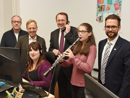 Thomas Pesler (IT&T), Martin Koutny (Leiter Bürgerservice), Pia Spreitzhofer (Vermittlung), Bürgermeister Matthias Stadler, Musikschülerin Nicole Blümel und Musikschulleiter Lukas Schönsgibl. (Foto: Josef Vorlaufer