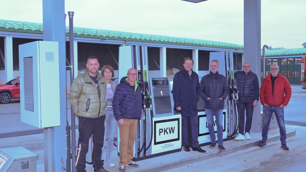 Manuel Gaupmann, Monika Schindlegger, Ing. Walter Krieger, Bürgermeister Matthias Stadler, Baumeister Ing. Wolfgang Maier, Baudirektor Wolfgang Lengauer und Peter Puchner besichtigen die neue Tankanlage am städtischen Wirtschaftshof. (Foto: Josef Vorlaufer)