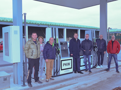 Manuel Gaupmann, Monika Schindlegger, Ing. Walter Krieger, Bürgermeister Matthias Stadler, Baumeister Ing. Wolfgang Maier, Baudirektor Wolfgang Lengauer und Peter Puchner besichtigen die neue Tankanlage am städtischen Wirtschaftshof. (Foto: Josef Vorlaufer)