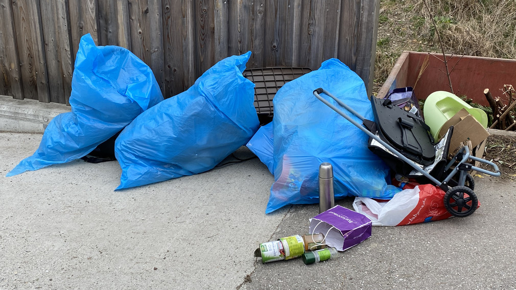 Ein illegal abgelagerter Müllhaufen. Große mit Müll befüllte Plastiksäcke und anderer Sperrmüll liegen auf einem Gehweg.