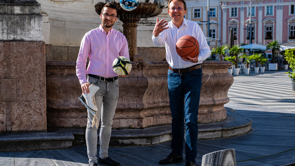 Sportbeauftragter Florian Gleiss und Bürgermeister Matthias Stadler freuen sich über das Vorziehen der Subventionsansuchen im Sportbereich (Foto: Arman Behpournia).