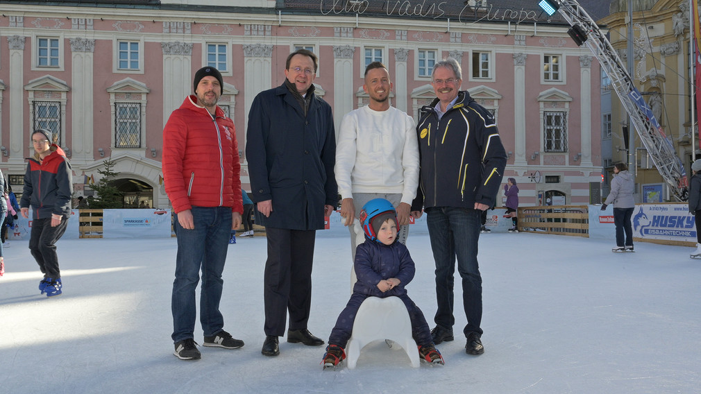 Landtagspräsident Mag. Karl Wilfing besuchte vergangene Woche den Eiszauber am Rathausplatz (Foto: Josef Vorlaufer)