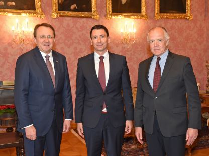 Bürgermeister Matthias Stadler, Botschafter Jozef Polakovic und Honorarkonsul Veit Schmid-Schmidsfelden. (Foto: Josef Vorlaufer)