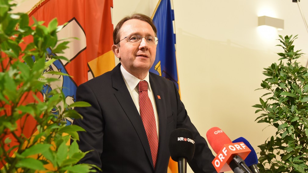 Bürgermeister Stadler im Gemeinderatssitzungssaal. (Foto: Josef Vorlaufer)