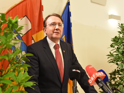 Bürgermeister Stadler im Gemeinderatssitzungssaal. (Foto: Josef Vorlaufer)