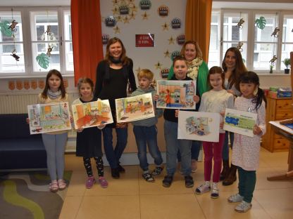 Schulkinder mit Lehrer:innen und Tatjana Fischer. (Foto: Klimabündnis Niederösterreich)